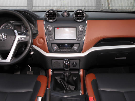 Грузовые пикапы DONGFENG двери SUV двигателя RWD 4 Turbo для располагаться лагерем семьи